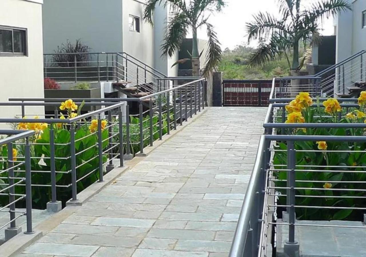 Modern Villa In Grand Bay - Short Walk To Beach Exterior foto